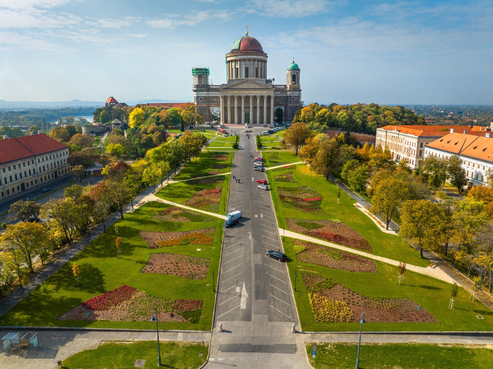 VISSZATEKINTŐ